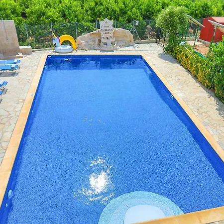 فيلة Leda Finiki Polis